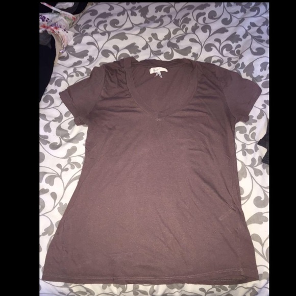 Bundle of shirts and tank tops - Picture 4 of 9